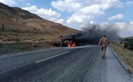 Muş’ta seyir halindeki hafif ticari araç alev alev yandı